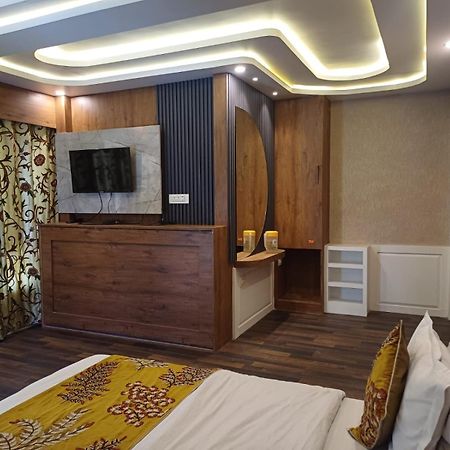 Hotel Manora Palace Σριναγκάρ Εξωτερικό φωτογραφία