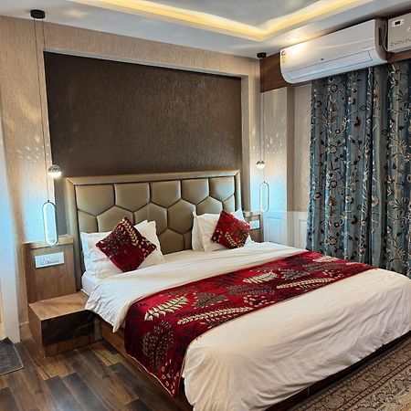 Hotel Manora Palace Σριναγκάρ Εξωτερικό φωτογραφία