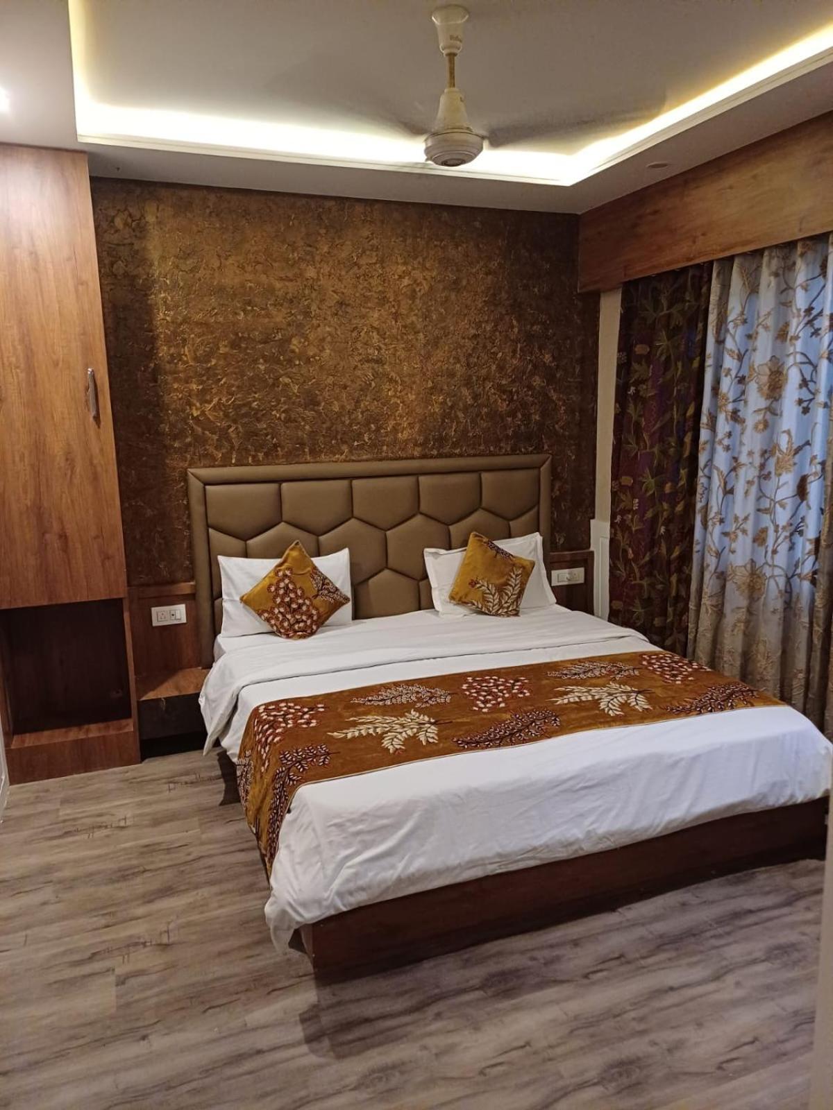 Hotel Manora Palace Σριναγκάρ Εξωτερικό φωτογραφία